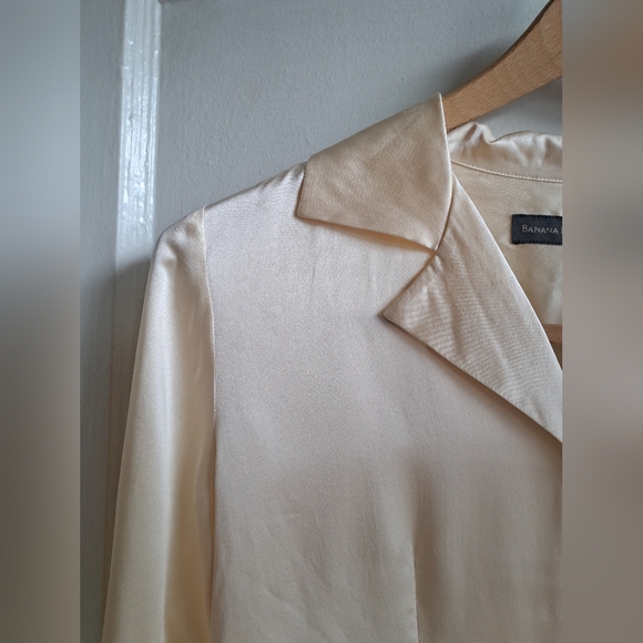 100% Silk Vintage Banana Republic Blouse - Size Small - Cream W/Notched Collar - Picture 6 of 8